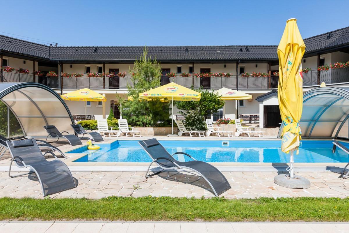 Hotel Perla Baltyku à Pustkowo Extérieur photo
